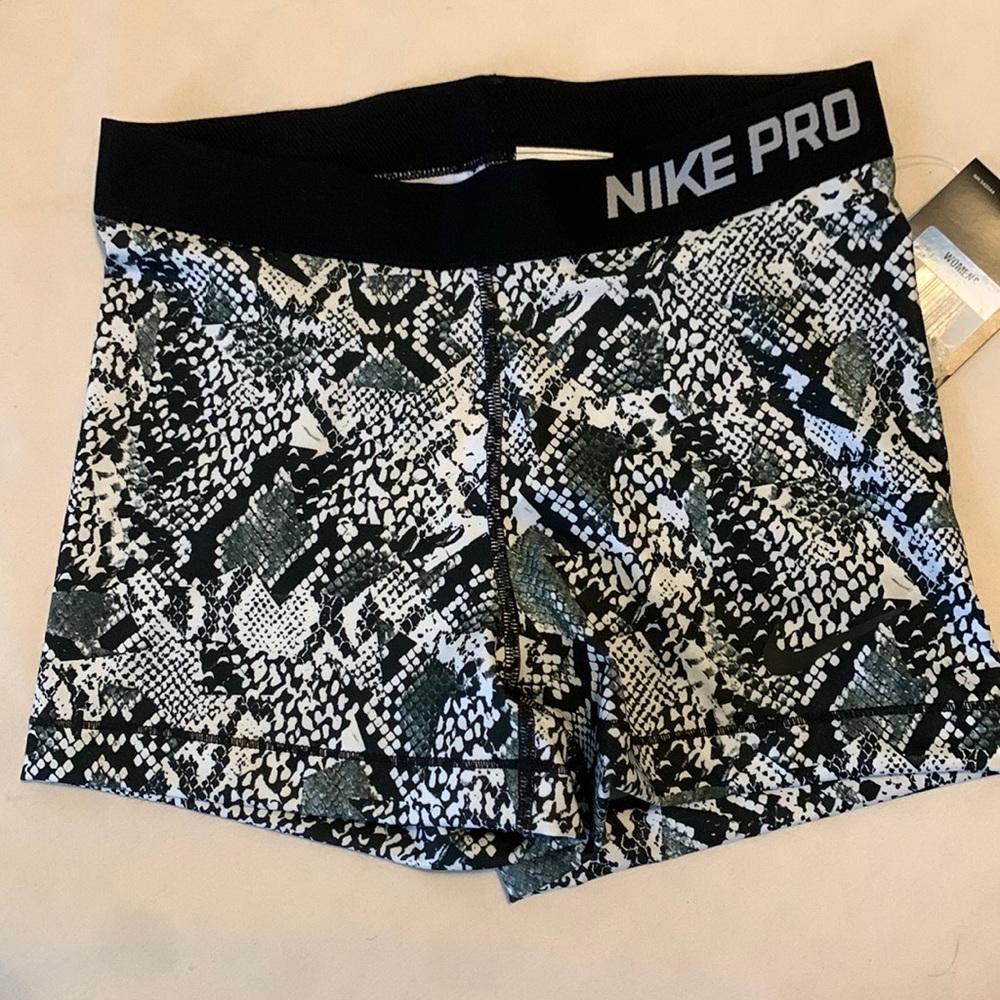NWT Women’s Nike Pro Shorts Size Medium